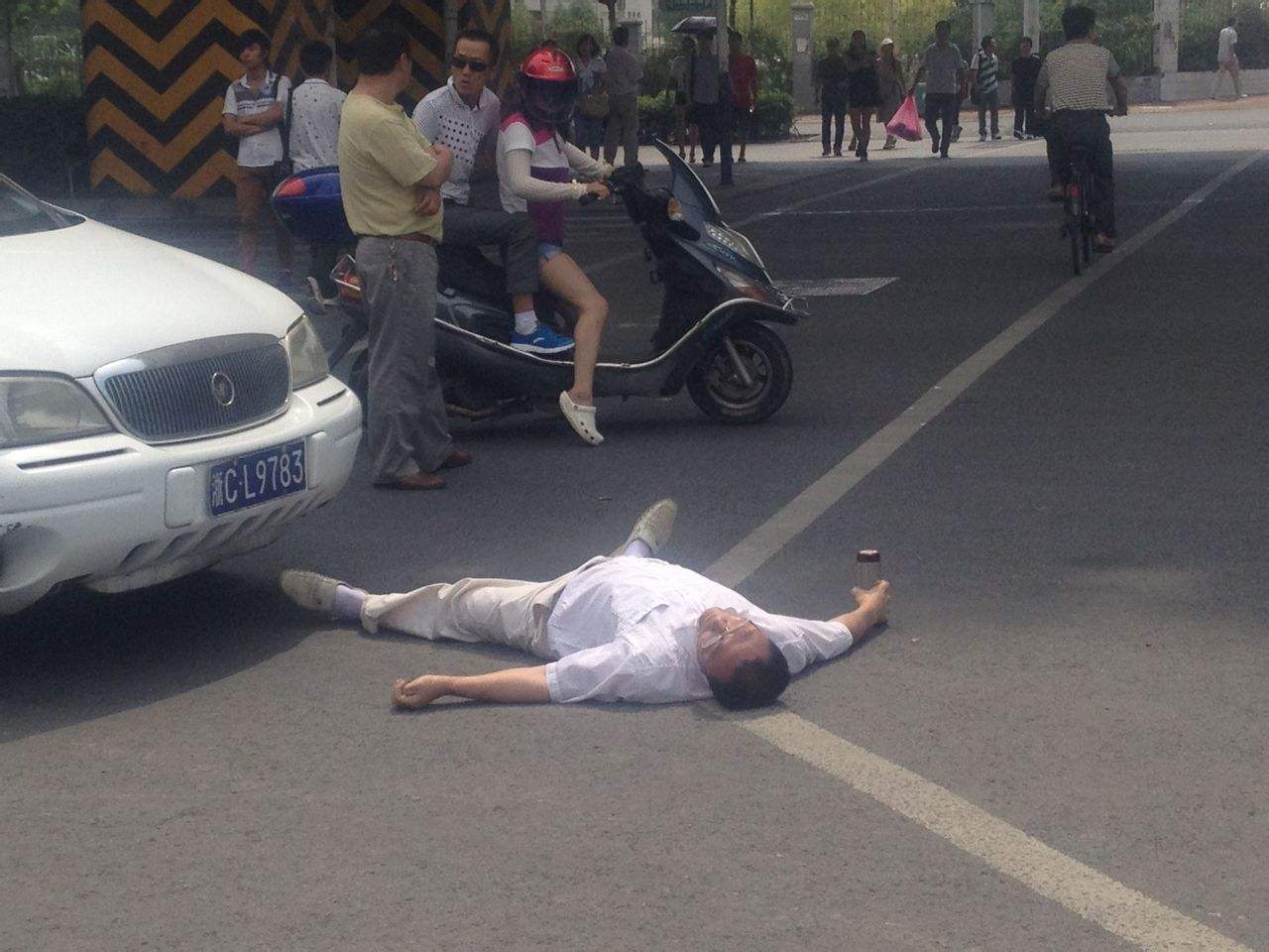 碰瓷党伎俩_撞死碰瓷党_碰瓷行为