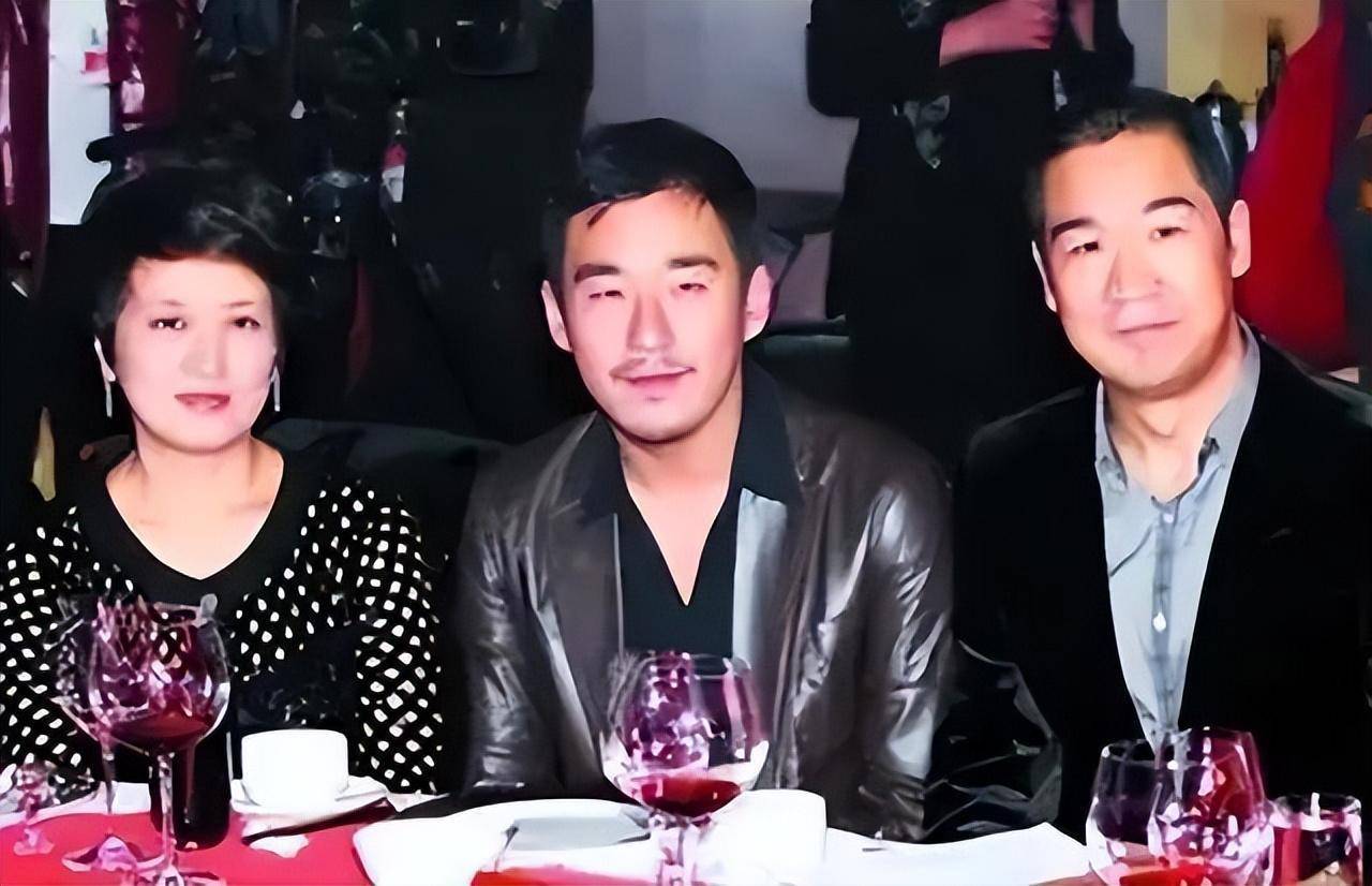 张国立前妻 urlifengcom_邓婕张国立重组家庭经历_邓婕养女张默成长故事