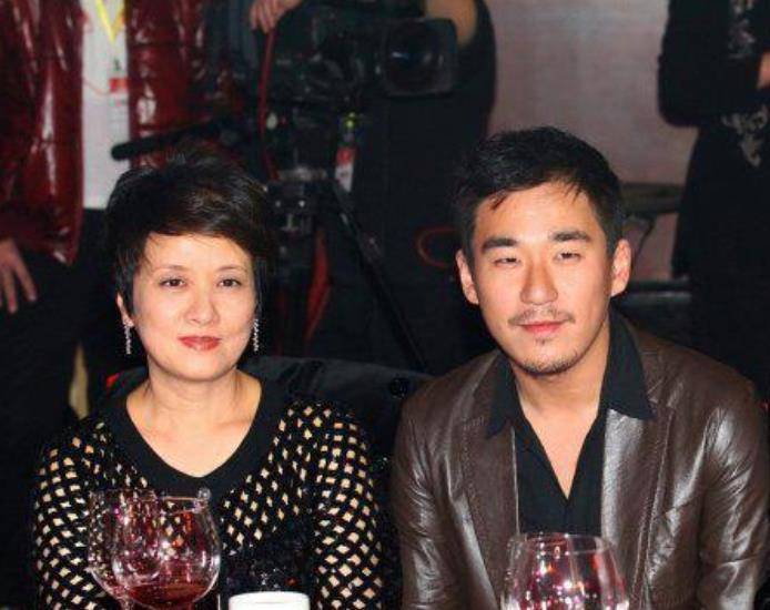 张国立罗秀春离婚后生活现状_张国立邓婕罗秀春前妻背叛婚姻故事_张国立前妻 urlifengcom