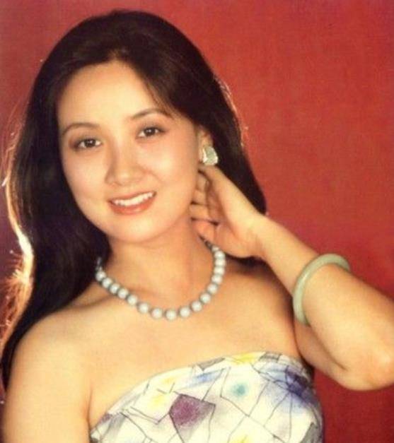 张国立邓婕罗秀春前妻背叛婚姻故事_张国立前妻 urlifengcom_张国立罗秀春离婚后生活现状