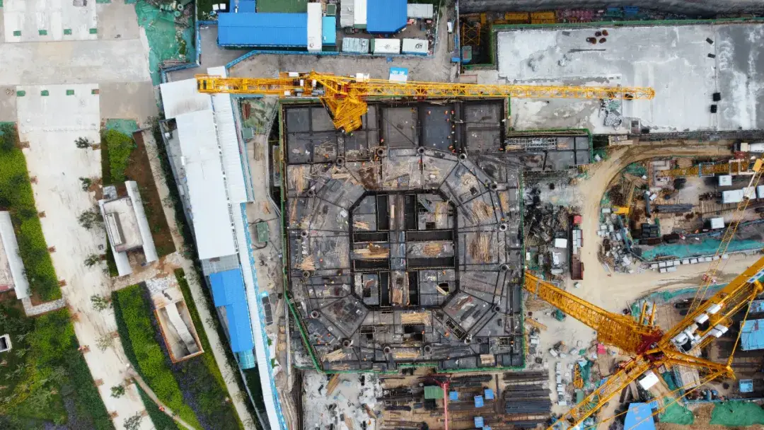 济南CBD摩天大楼复工进度_绿地山东国际金融中心建设情况_济南恒大金融中心