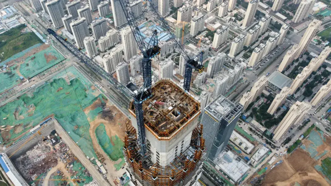 绿地山东国际金融中心建设情况_济南CBD摩天大楼复工进度_济南恒大金融中心