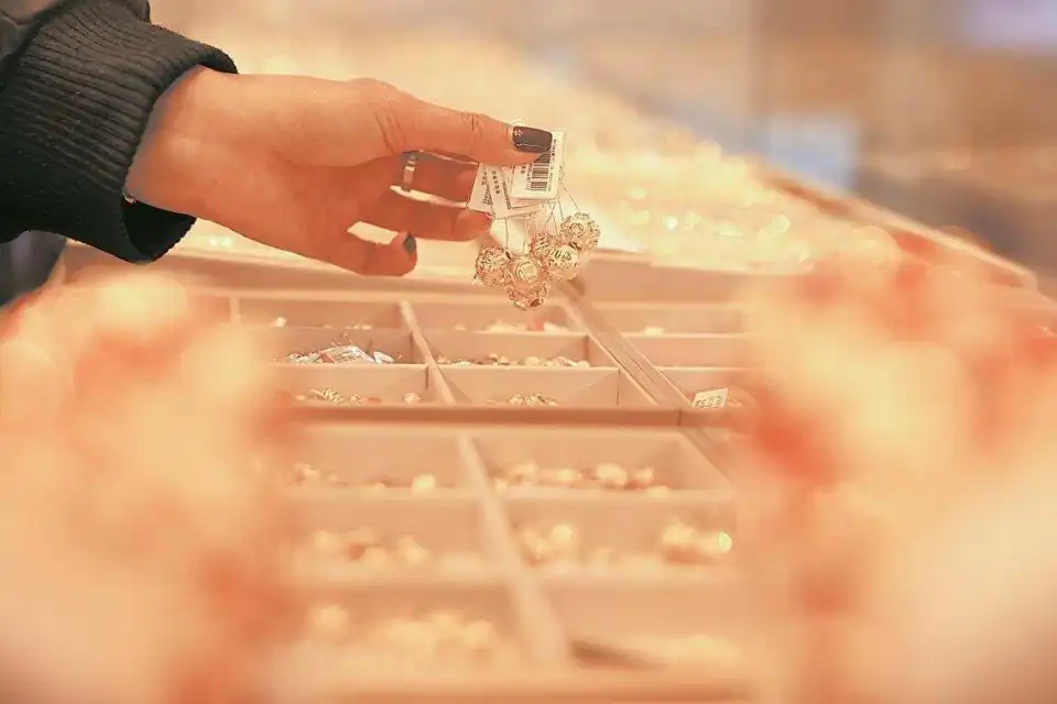 预计2026年下半年回落至每盎司2500美元至2700美元水平