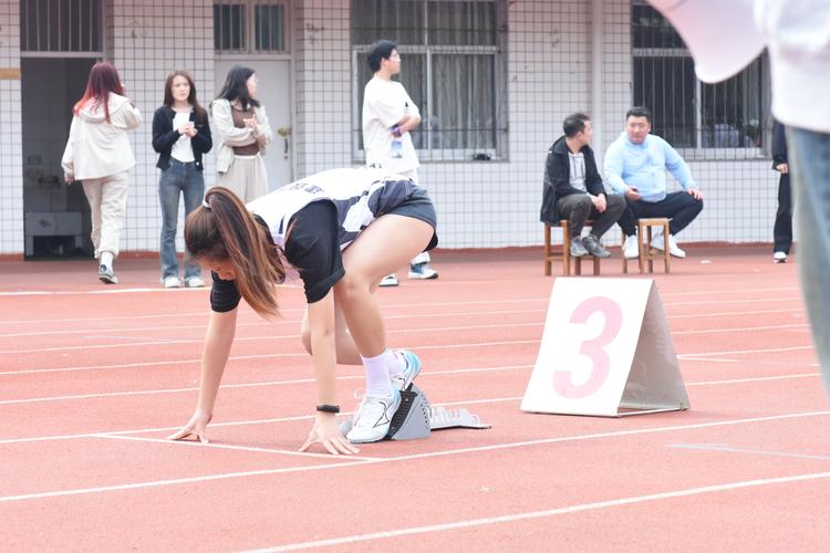 运动会精彩瞬间：挥洒汗水、团结拼搏，共筑青春荣耀时刻