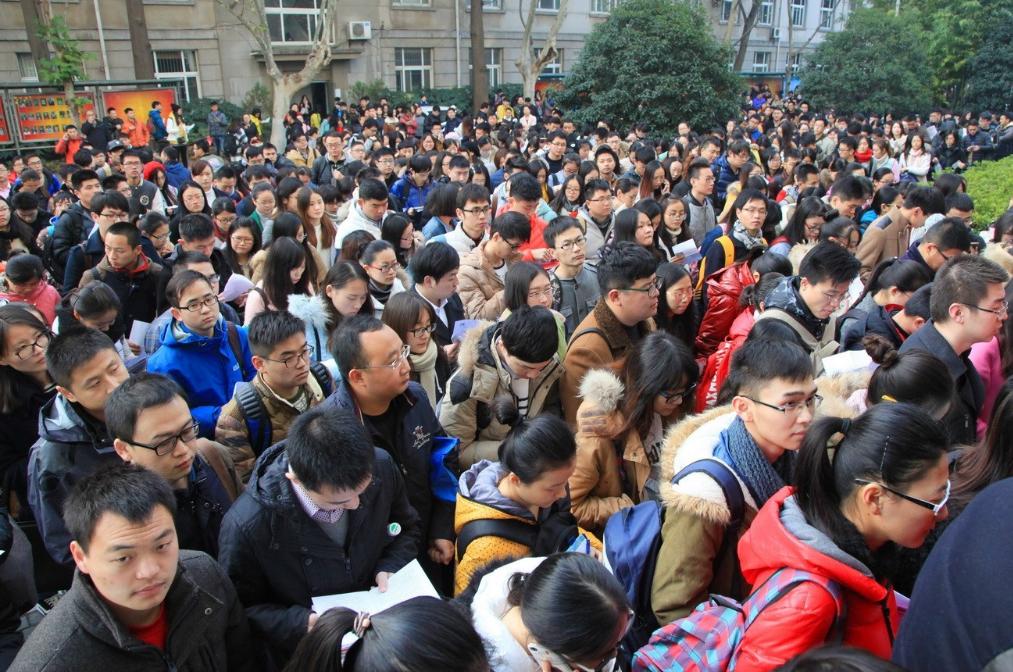 公务员错发暧昧信息工作群_公务员塌房事件_官员开房200多次被曝光后卧轨自杀