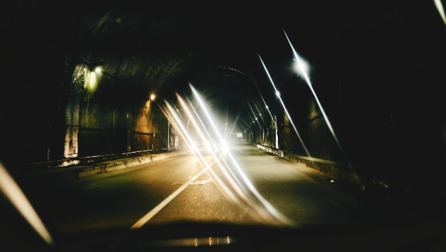 夜间会车违规使用远光灯，致人死亡，法院判决赔偿