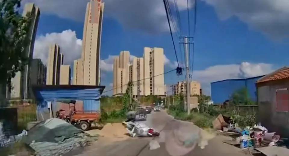 湖北孝感：女子单手骑电动车摔倒，事故责任引发争议