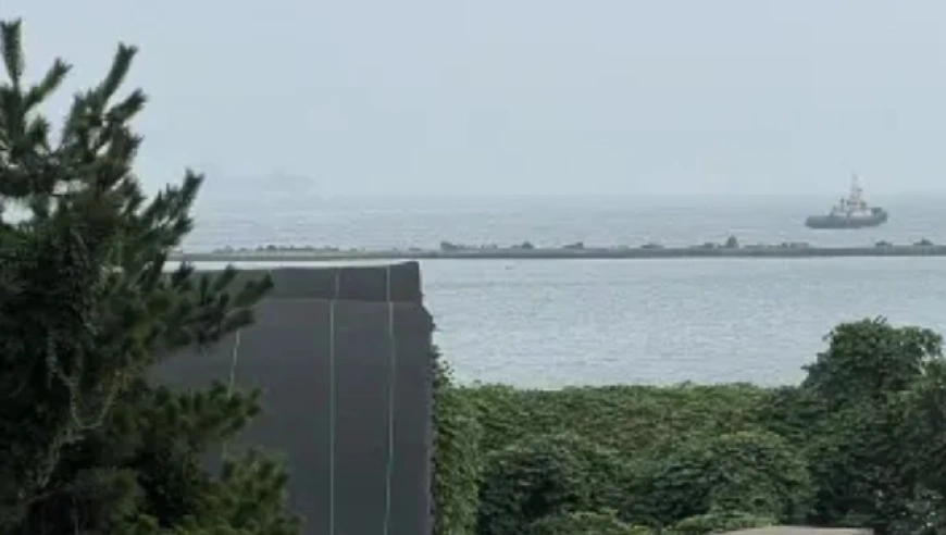 荣成桃园渔港面包车坠海：目击者称3人从车窗逃出惊险获救