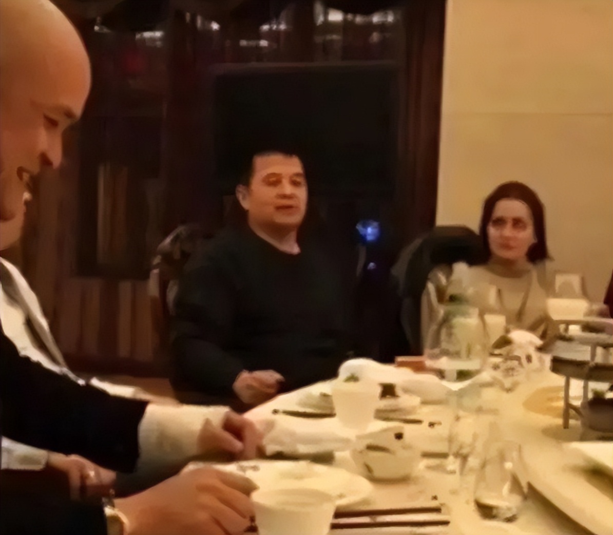 毕福剑饭局照片_毕福剑酒后失言事件_毕凌网络暴力事件