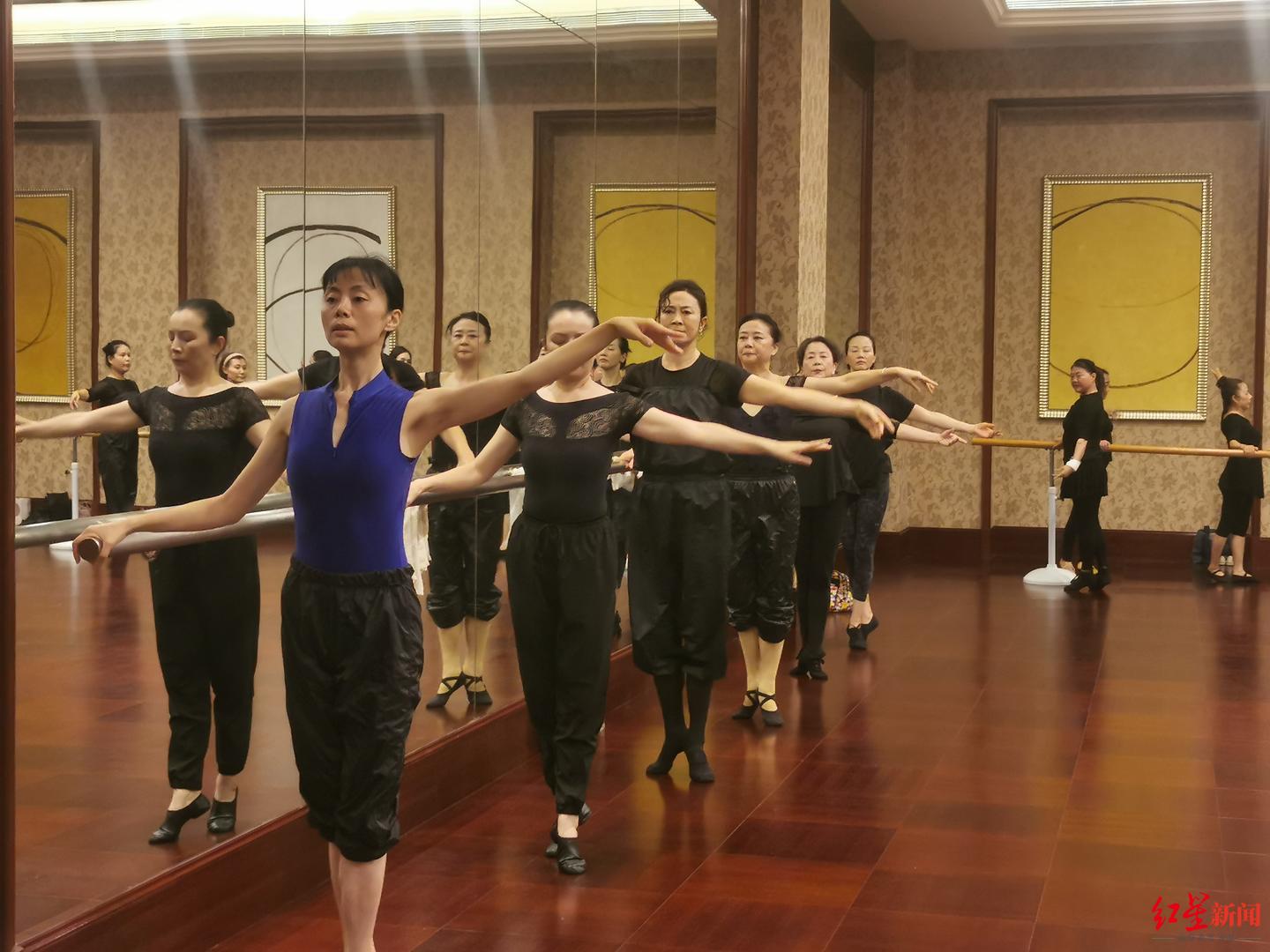 高龄学员芭蕾舞班_成都退休孃孃学芭蕾_芭蕾舞基本功下腰