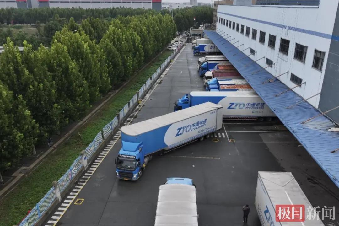 老货车司机跑长途故事_90后女货车司机_最美货车司机李双双