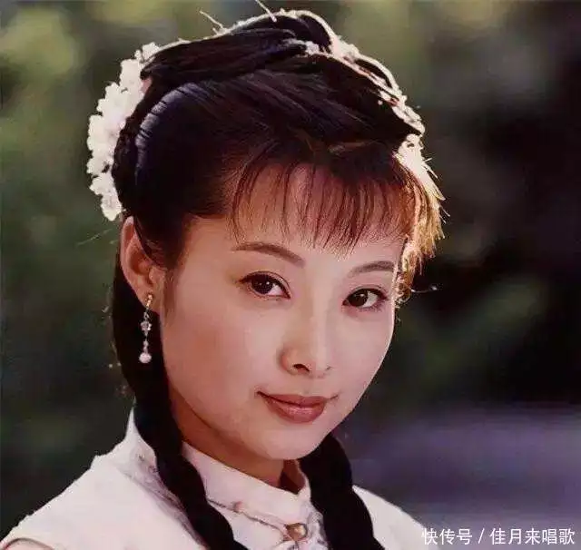 袁立：从平凡女孩到演艺女神，她的感情为何如大海般波折？