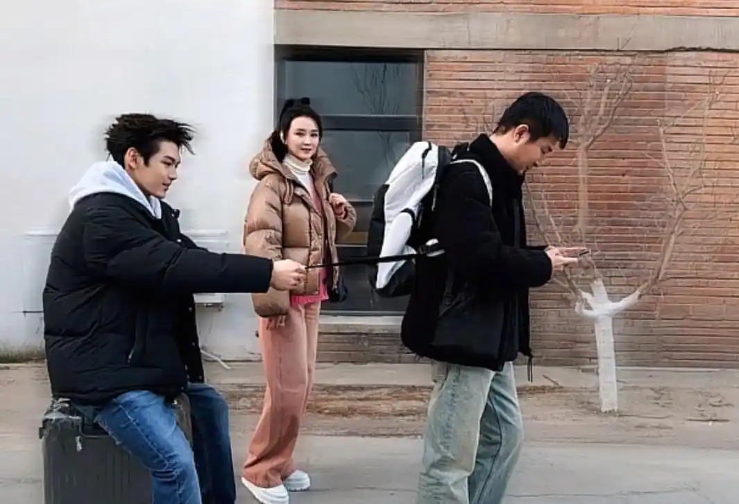 王艳跟王志才的照片_王艳豪门老公失踪 复刻照片时间流逝 王艳儿子北大保送王烁成为依靠