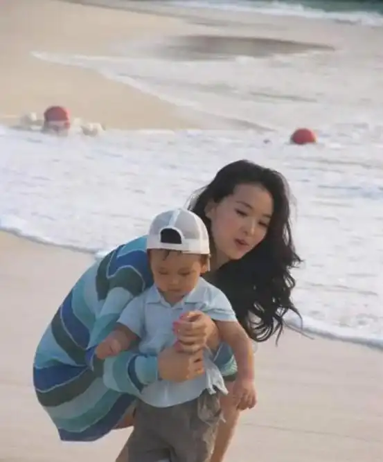 王艳重返带货直播_王艳直播带货销售额_王艳跟王志才的照片