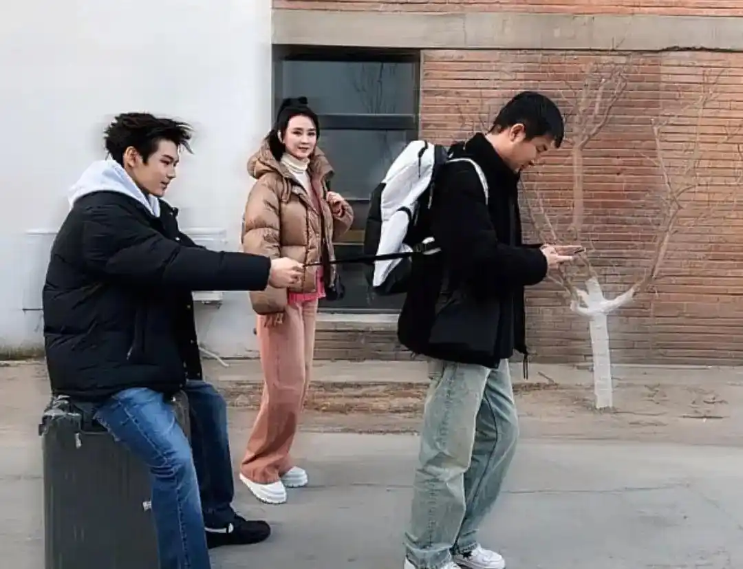 王艳豪门生活现状_王艳跟王志才的照片_王艳机场对比照