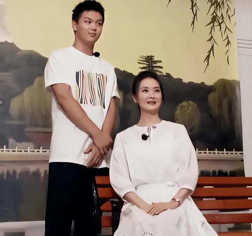 王艳豪门生活现状_王艳跟王志才的照片_王艳机场对比照