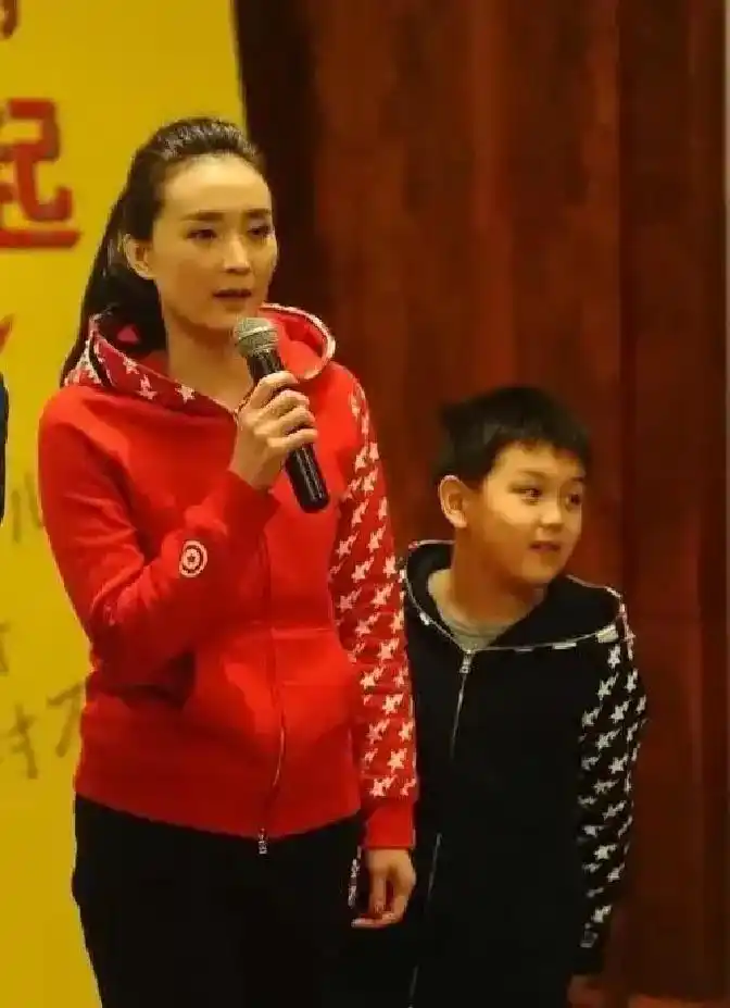 王艳跟王志才的照片_王艳豪门生活现状_王艳机场对比照