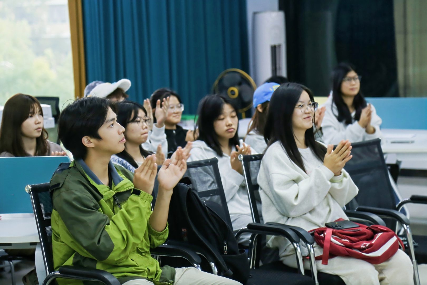 湖南大众传媒职业技术学院摄影摄像培训_湖南教育电视台苟谦专题讲座_电视新闻的拍摄技巧