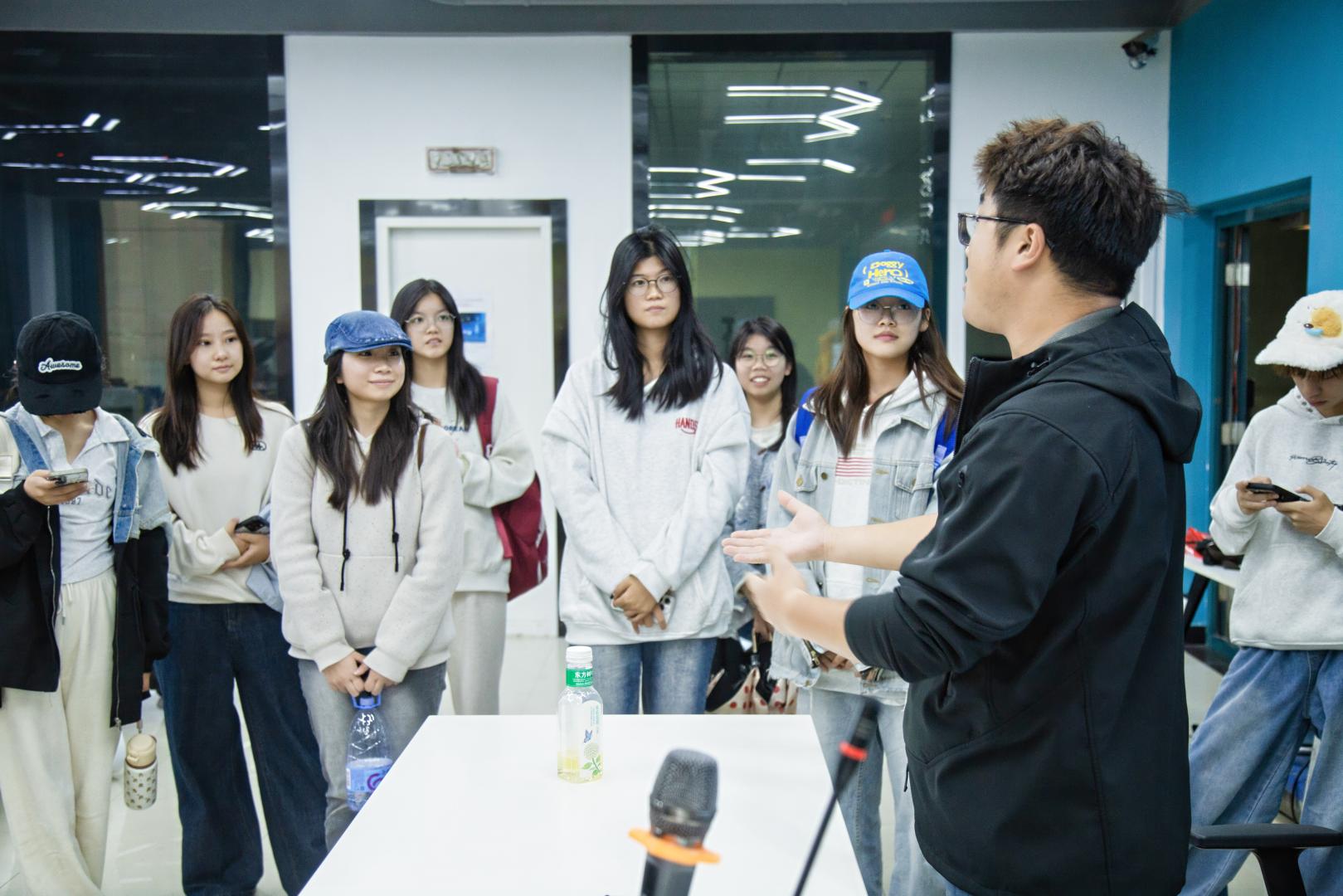 电视新闻的拍摄技巧_湖南教育电视台苟谦专题讲座_湖南大众传媒职业技术学院摄影摄像培训