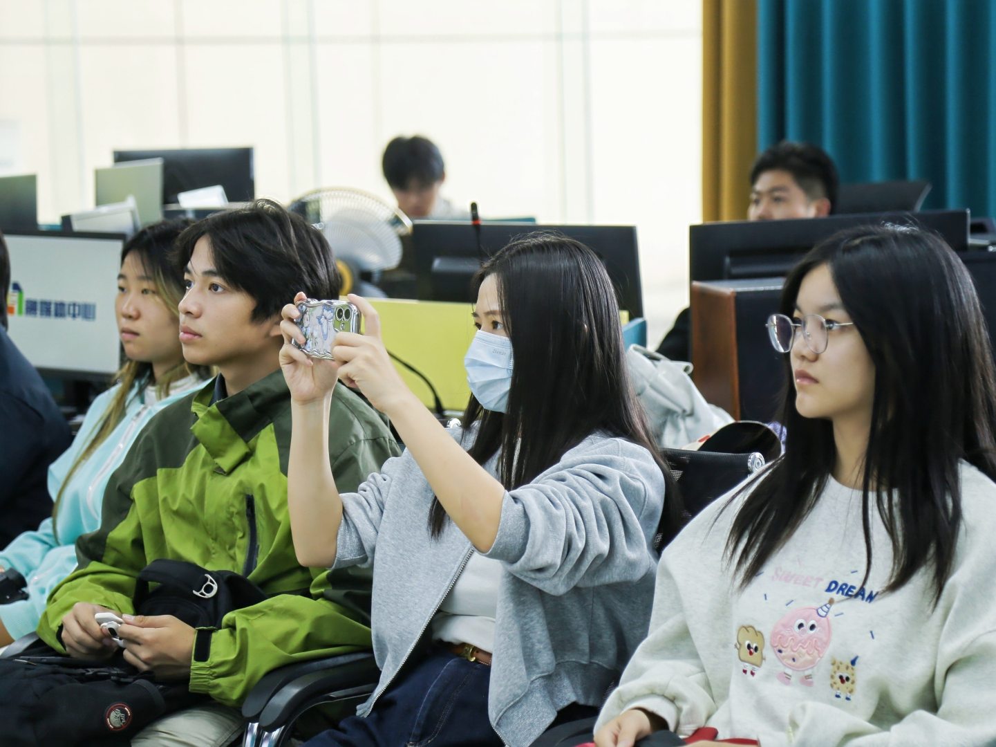 湖南大众传媒职业技术学院摄影摄像培训_电视新闻的拍摄技巧_湖南教育电视台苟谦专题讲座