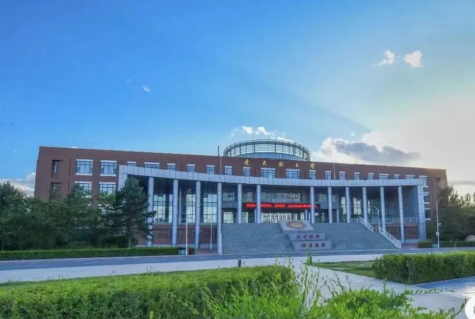 吉林财经大学招生对象：应届往届高中毕业生及专科生