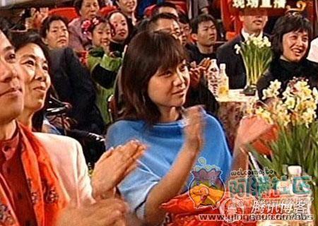 春晚红衣美女观众_春晚睡觉姐 网络爆红 观众席睡觉