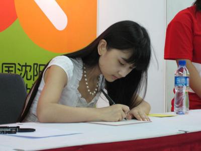 春晚红衣美女观众_春晚睡觉姐 网络爆红 观众席睡觉