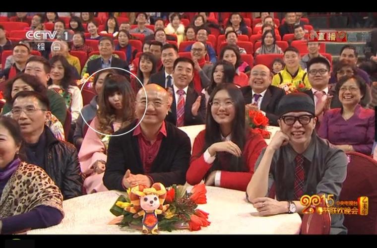 春晚睡觉姐 网络爆红 观众席睡觉_春晚红衣美女观众