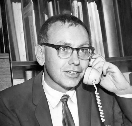 沃伦·巴菲特投资经历_巴菲特股票代码_巴菲特财富增长历史