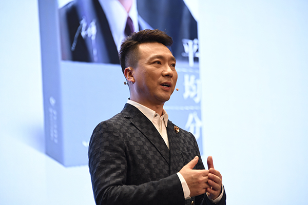 新闻联播主播康辉出新书，还和欧阳夏丹揭开了一个小秘密