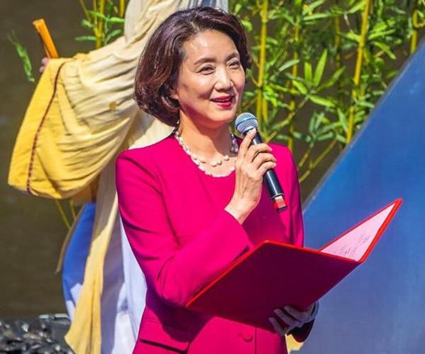 央视国脸李修平退休后生活_主持人欧阳夏丹全身_央视主持人欧阳夏丹近况