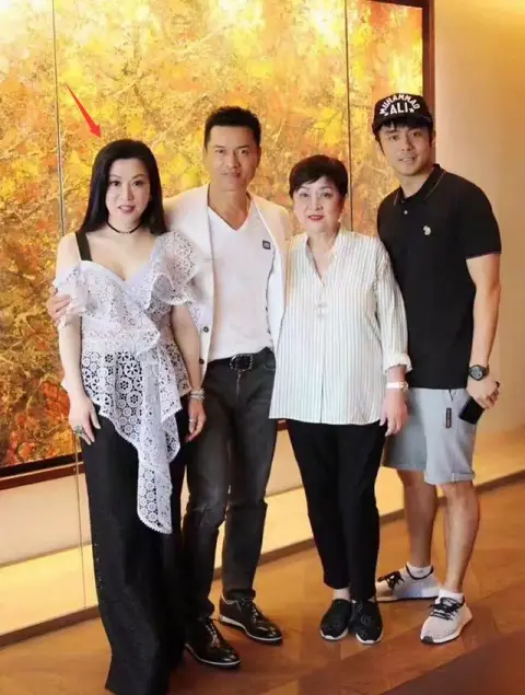 吕良伟66岁穿搭_吕良伟身材保养秘诀_吕良伟的老婆图片