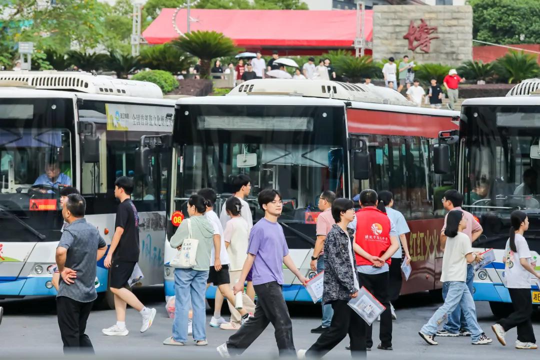 醴陵高考考点家长送考习俗_2025年高考醴陵考生情况_醴陵四中录取标准