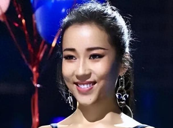 吉克隽逸风云榜_吉克隽逸 大凉山 村花 肤色标签 差异化优势 宋小宝 舞台形象 社交礼仪 穿着问题 网友批评 演唱会票房 代表作