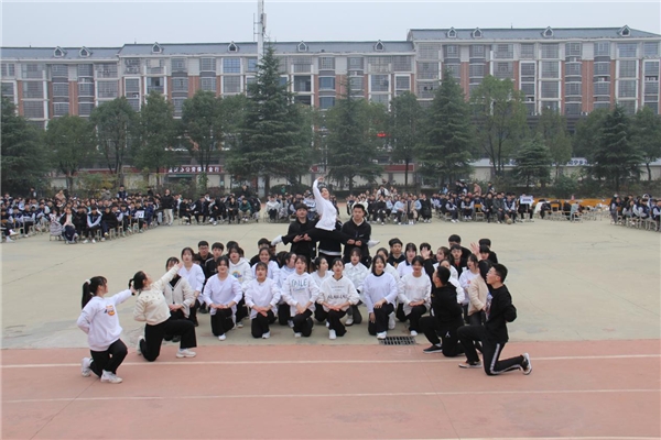 阳光体育活动每天锻炼一小时_长沙市蓝天科技中等职业学校课间操比赛_长沙财经学校体操音乐