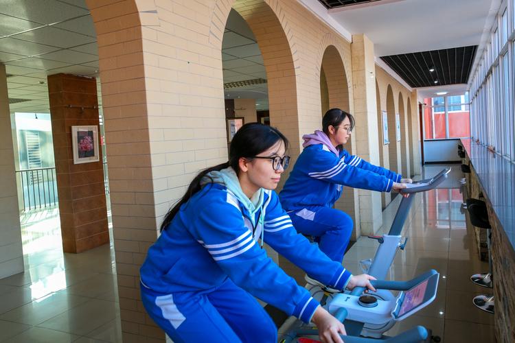 阳光体育活动每天锻炼一小时_长沙市蓝天科技中等职业学校课间操比赛_长沙财经学校体操音乐